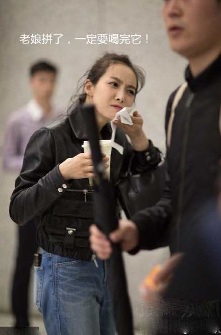 艺人宋茜不忍心浪费歌迷爱心，拼命喝掉安检饮料