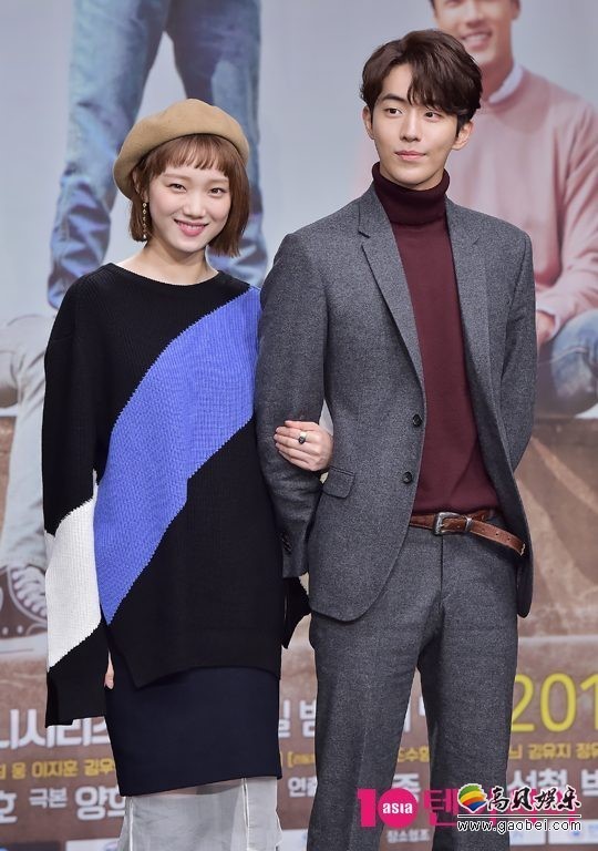 据韩国媒体报道YG演员李圣经南柱赫恋爱中