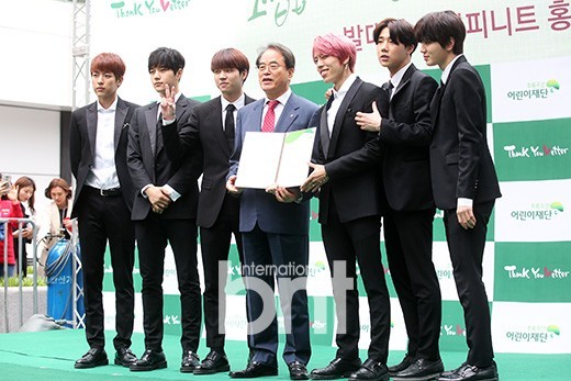 韩国男团INFINITE出席了儿童公益活动宣传大使委任仪式