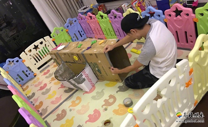 林志颖通过微博晒三子玩耍的照片