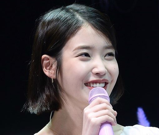 唱著 “I’m twenty five” 的 IU 清新依旧