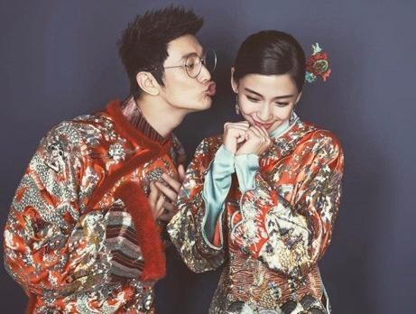 有网友在微博上曝光了一组黄晓明和Baby的中式婚纱照