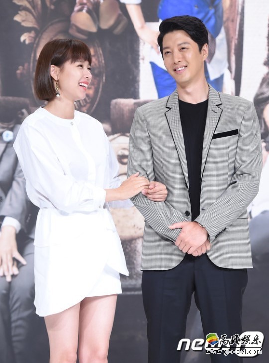 韩国男星李东健公开了与女友赵胤熙结婚的消息