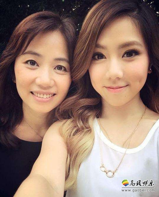 邓紫棋难得曝光妈妈的近照