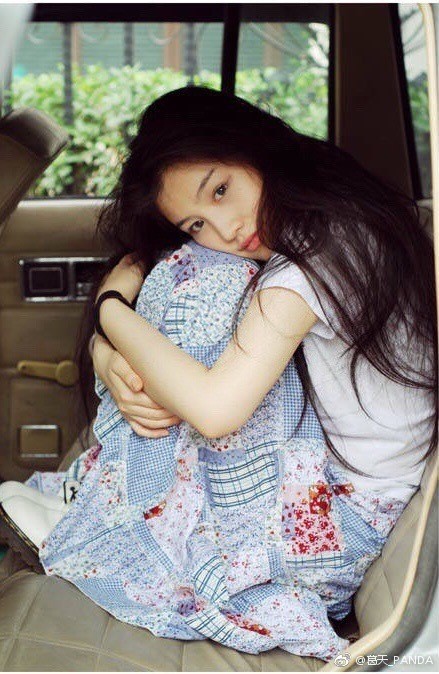 葛天在微博晒海边美照