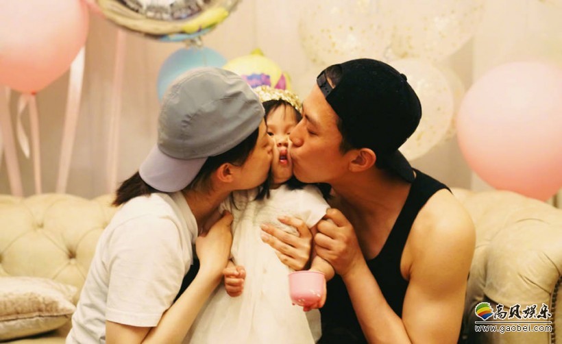 邓超晒出一张和孙俪左右包围小花妹妹的照片