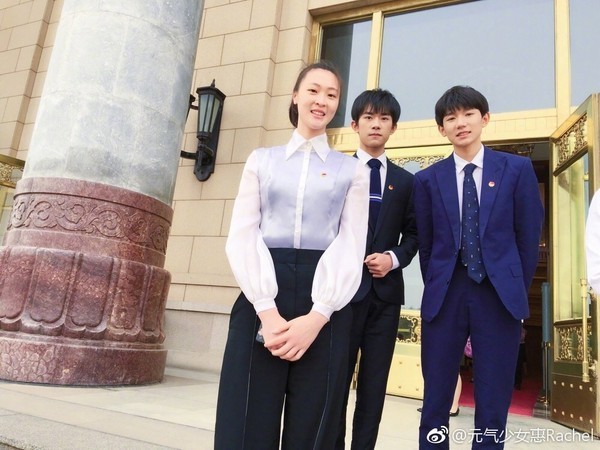 王源、易烊千玺4日在北京出席全国大中学生文艺会演
