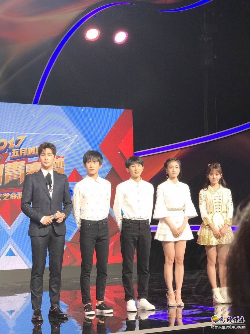 在央视五四晚会上，鹿晗和张艺兴再次同时登上央视的舞台