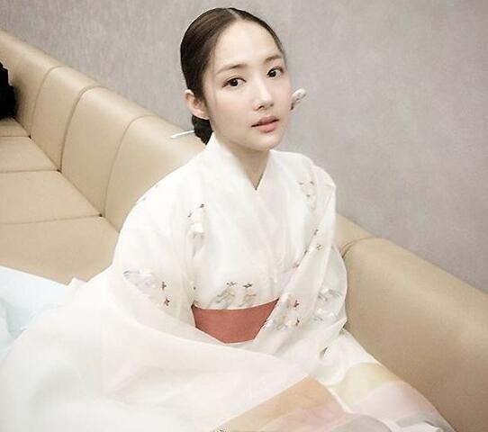 正在拍摄新剧《七日的王妃》的朴敏英公开了古装剧照