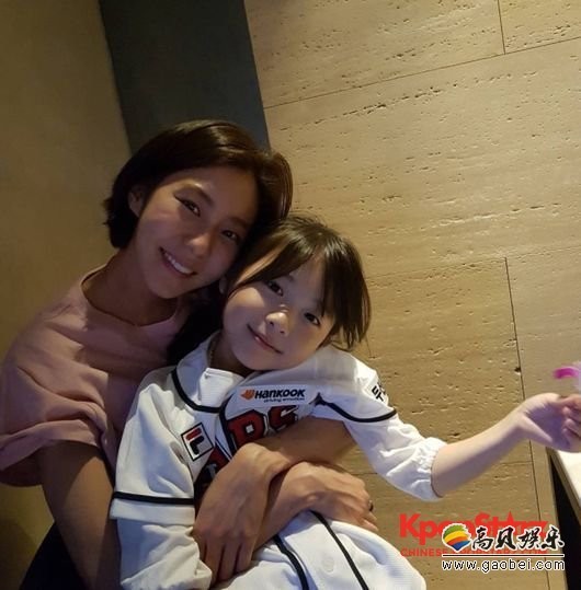 童星申隣雅的母亲公开了女儿与UIE的合照