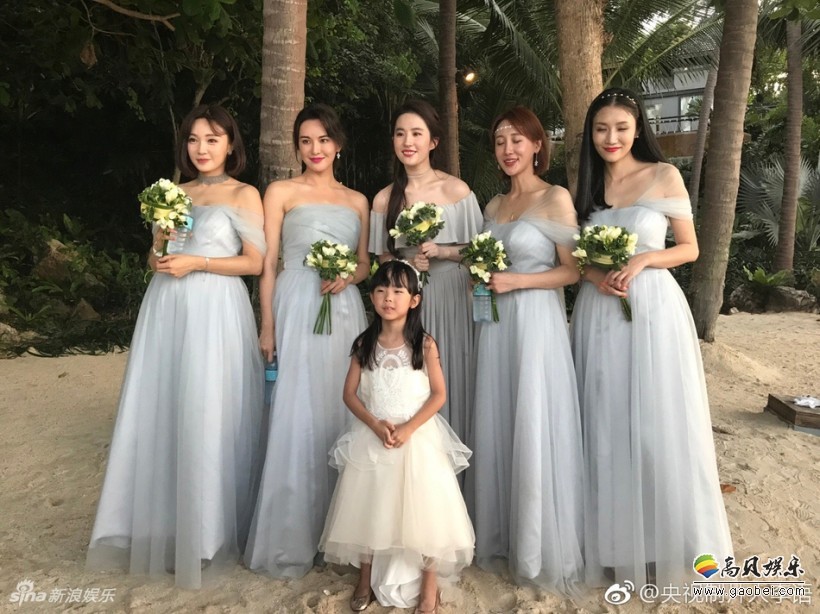“央视制片人李语”在微博晒出了刘亦菲为大学同学当伴娘的照片