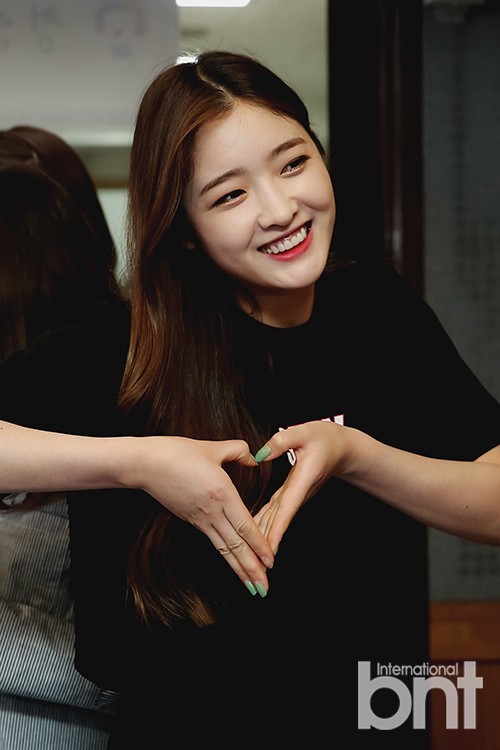 韩国女团DIA现身参加“第19届总统选举”事前投票