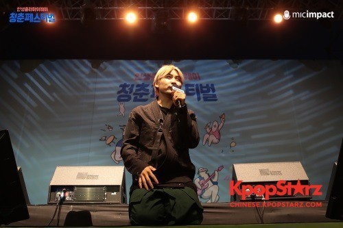 放送人卢洪哲在节目中下跪，再次就酒驾事故进行道歉