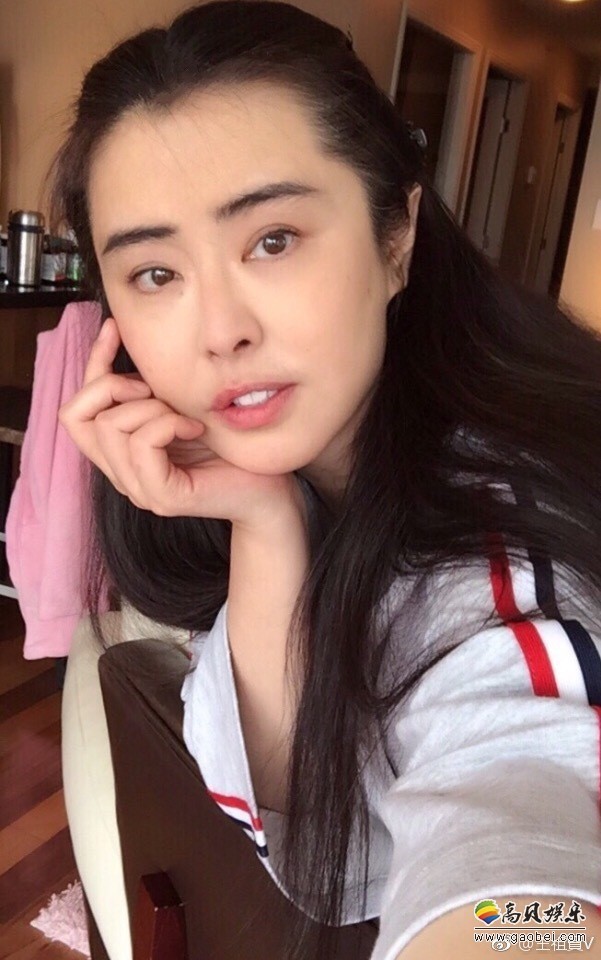 近日，王祖贤一组近照在网上曝光