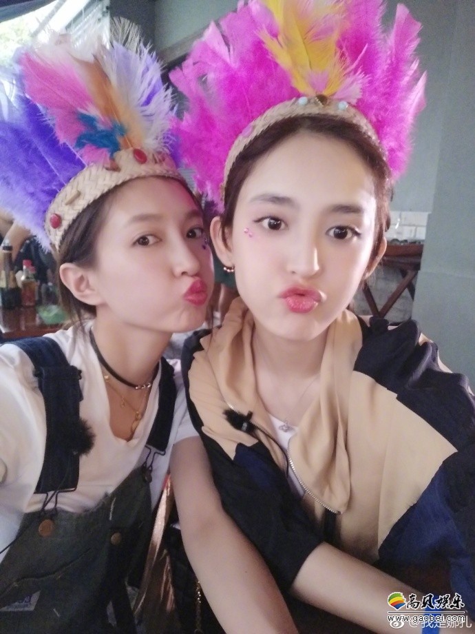 娜扎晒出一组和江疏影的合照