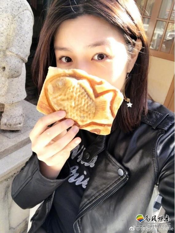 陈妍希在微博上晒出两张吃鲷鱼烧的照片