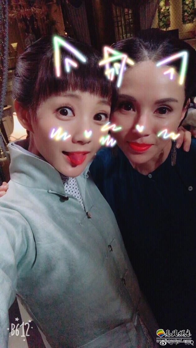 李一桐通过微博晒和李若彤搞怪合影