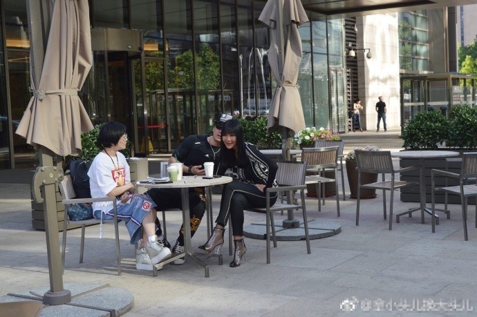 某网友在北京某咖啡店门外偶遇张咪与友人小聚