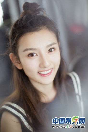 “国民妹妹”宋祖儿满足粉丝们的心愿，献出了第一次直播