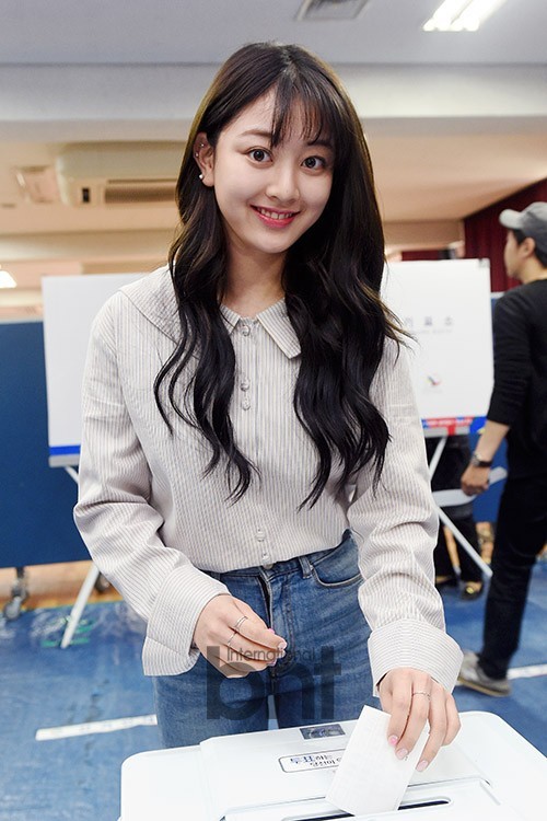 韩国女团Twice成员前往参加了第19届总统大选投票