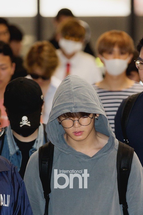 韩国男子组合防弹少年团飞日本进行专辑发行宣传活动