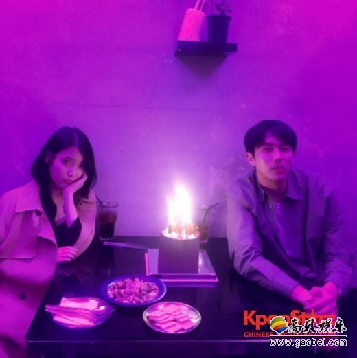 任瑟雍通过个人Instagram公开了与IU的合照
