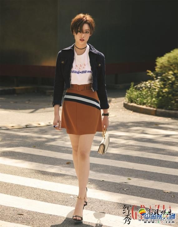 近日张艺上一组时尚街拍曝光