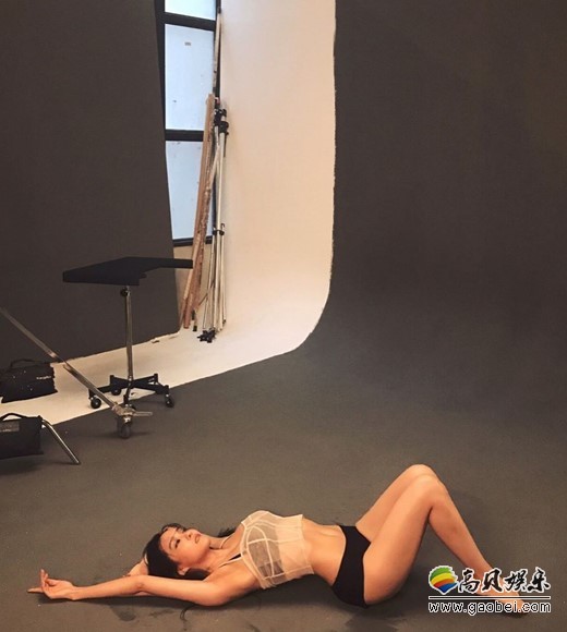 韩国女团T-ara成员朴孝敏发布了一组拍摄杂志写真的现场照