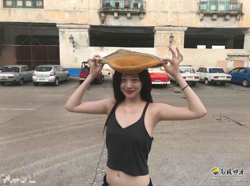 韩国女星崔雪莉在个人社交网站上接连晒出出游美照