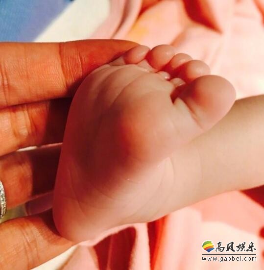 李小萌于10日上午7时许顺产，平安诞下一子