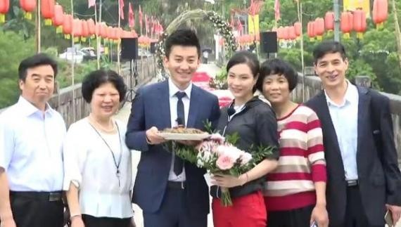 吴敏霞在直播时，其男友张效诚向她求婚