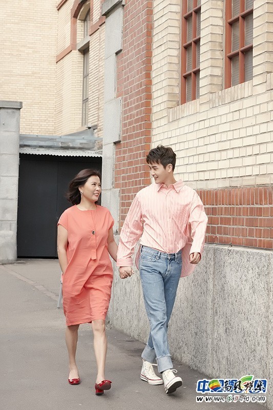 演员孙坚携妈妈早前在瑞士拍摄的一组街拍大片曝光