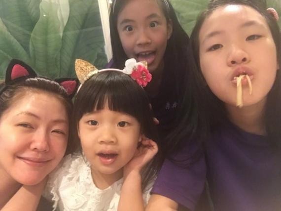 小S在微博上发布了一组家庭聚会照片