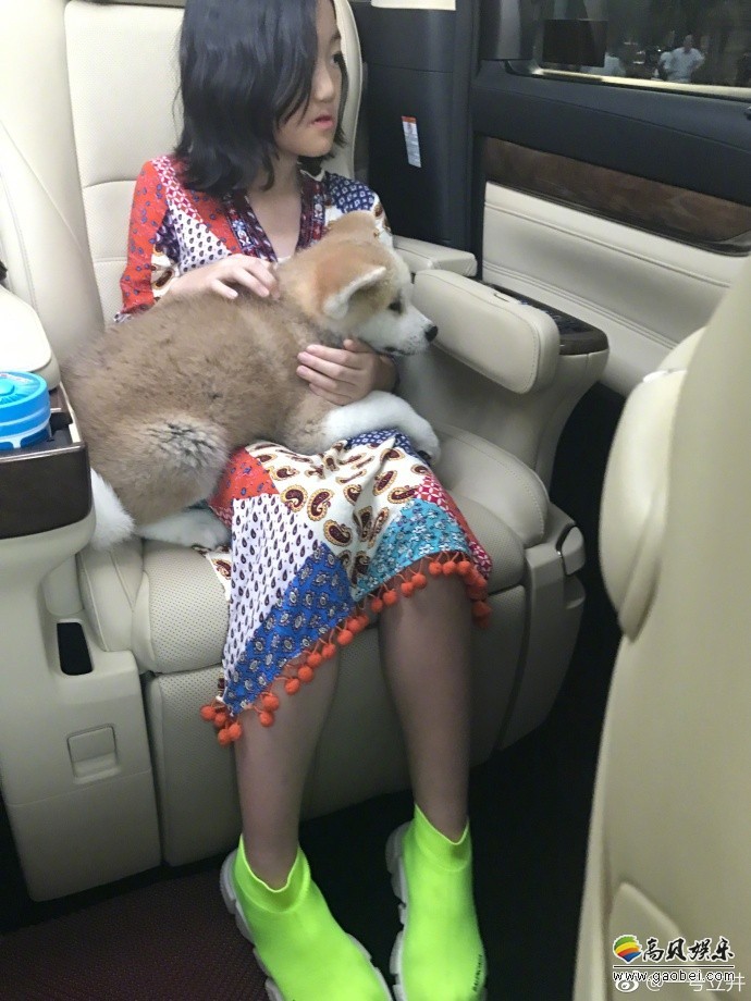 李亚鹏在微博晒出罕女儿近照