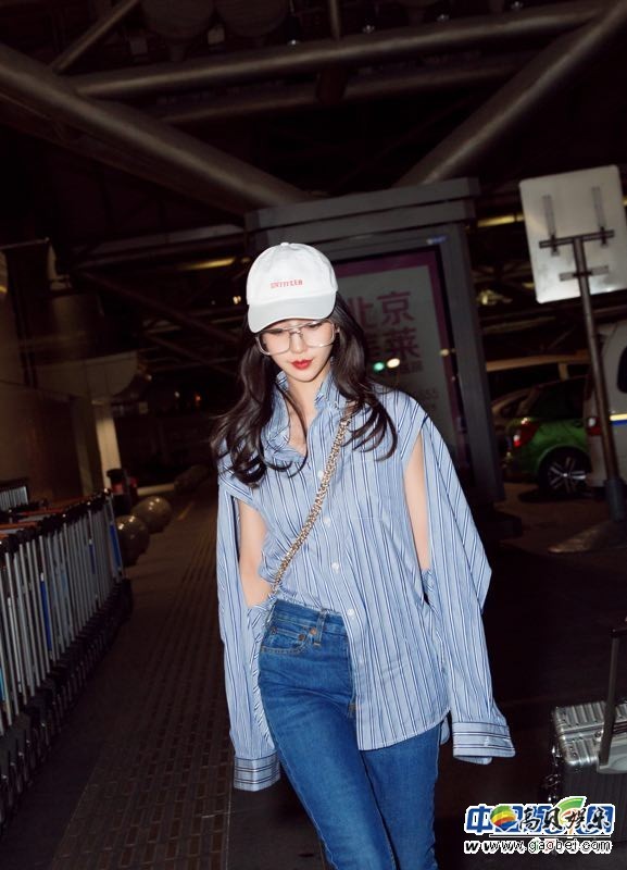 Angelababy现身首都机场出发前往捷克
