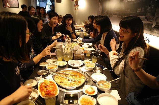 演员姜河那人生首次的见面会就献给了台湾