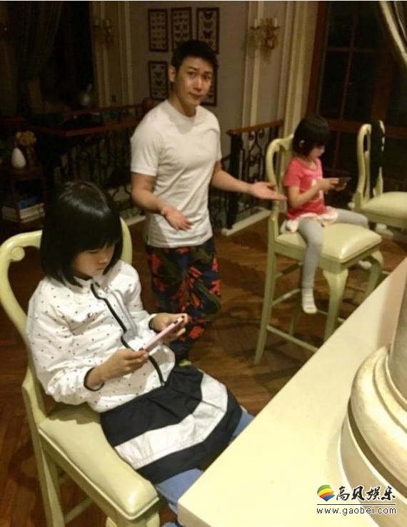 陆毅晒出俩女儿玩游戏的照片