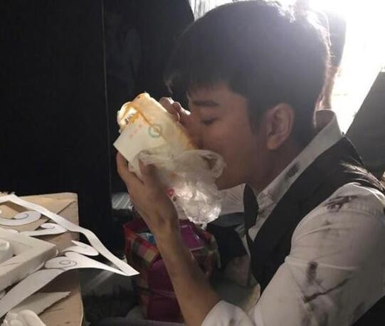 贾乃亮更新微博晒出一组片场吃饭的“狼狈”照片