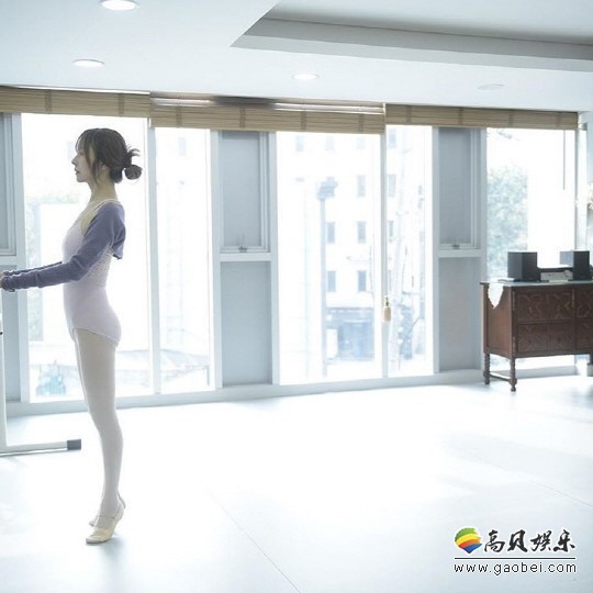 今年57岁的韩国女演员徐贞熙发布了练习芭蕾舞的照片