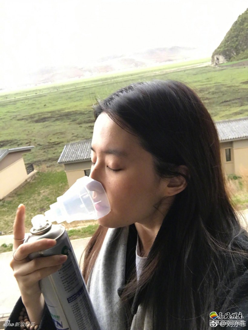 刘亦菲近日现身云南香格里拉