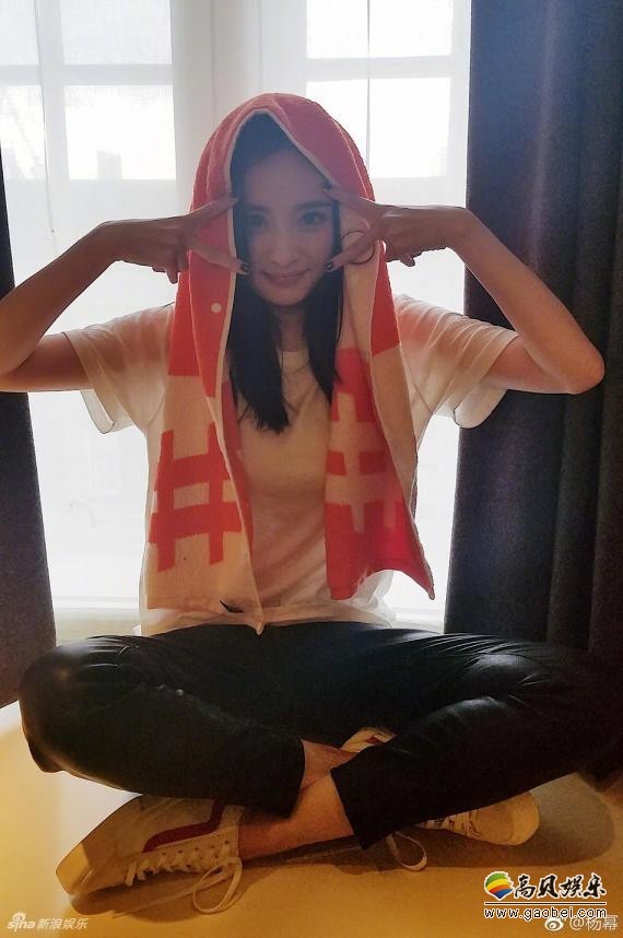 杨幂在微博晒出四宫格美照