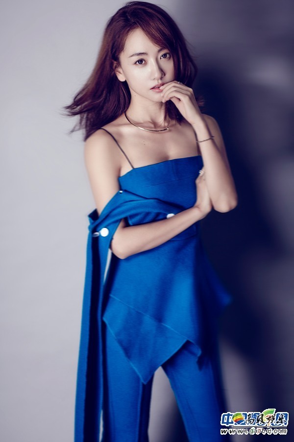 杨蓉曝光了一组时尚写真