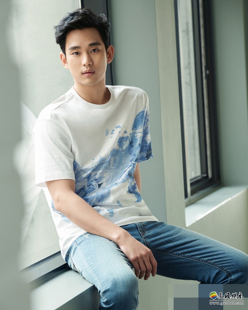 演员金秀贤携手某男性时装品牌拍摄的夏日写真公开