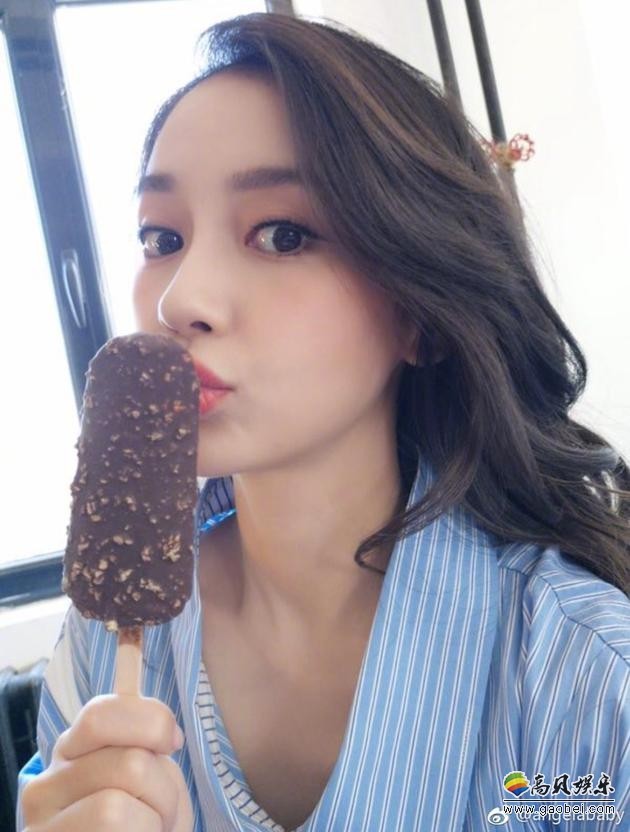 angelababy晒最新诱惑自拍照
