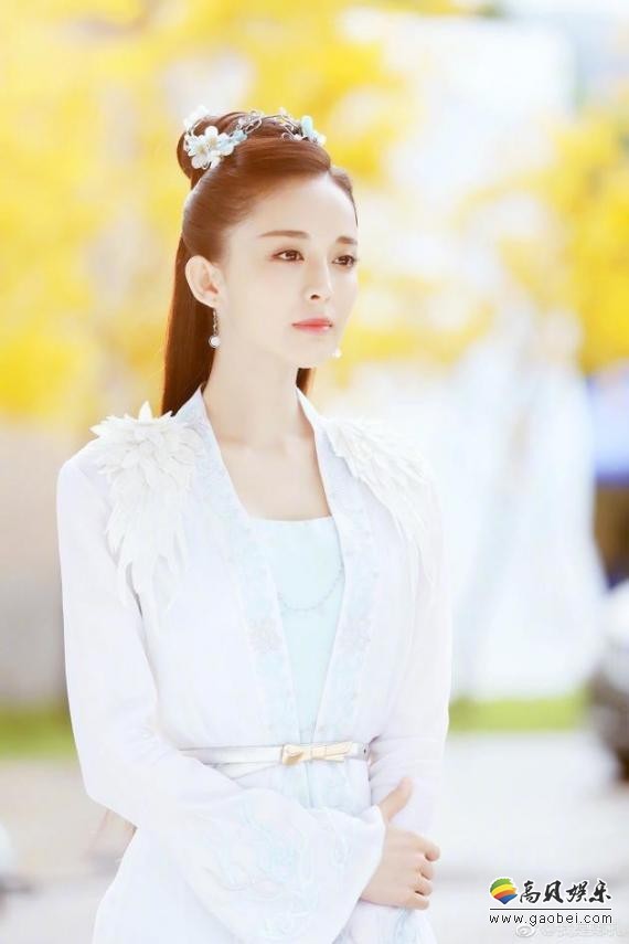 古力娜扎在微博上晒出了两张高清美图