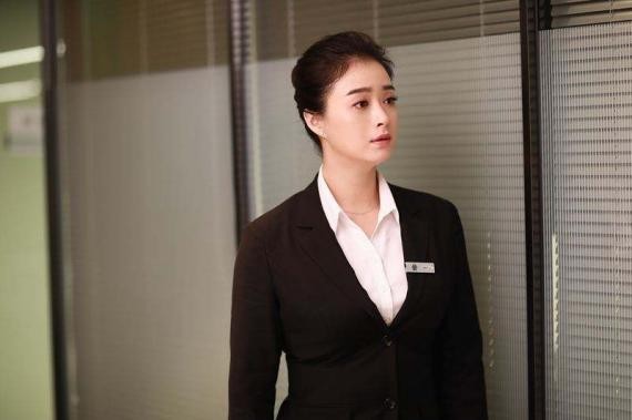 樊胜美穿的小西装太过紧身，让蒋欣的身材大显暴露