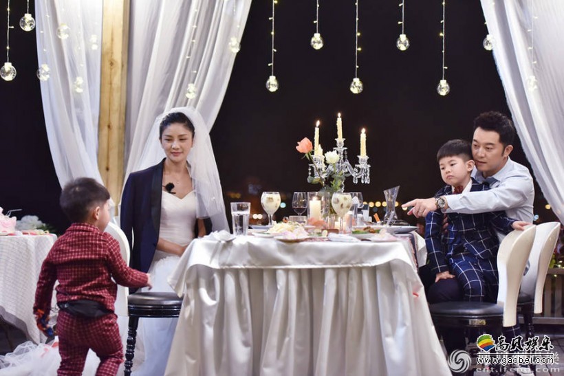结婚6年的胡可沙溢一家四口故地重游