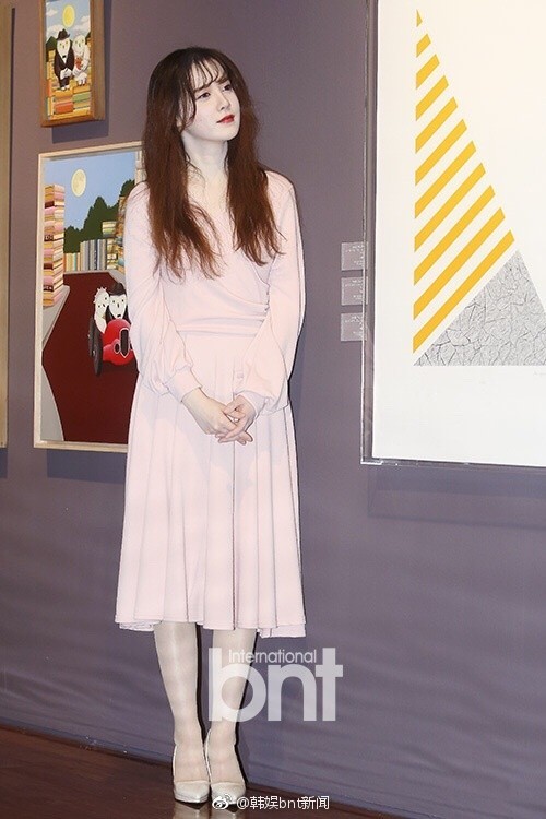 演员具惠善出席了在首尔某百货举行展览粉丝签名会