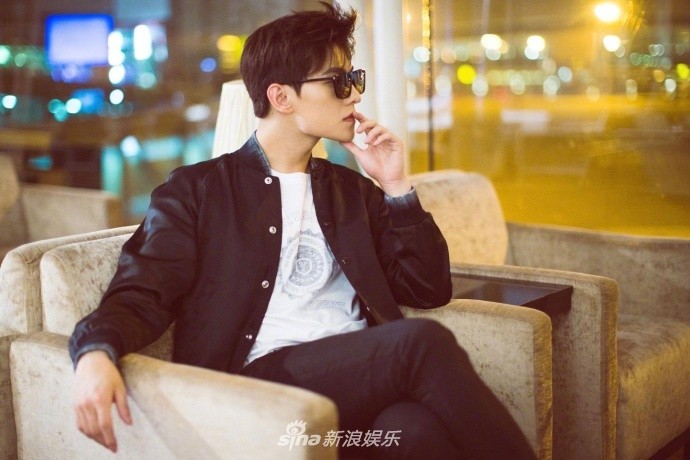 杨洋从广州白云机场出发前往戛纳