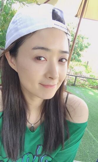 蒋欣晒出一组近距离自拍回馈粉丝